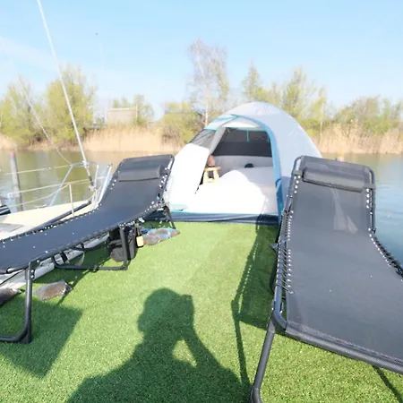 It's A Tent - On A Boat! * Άμστερνταμ